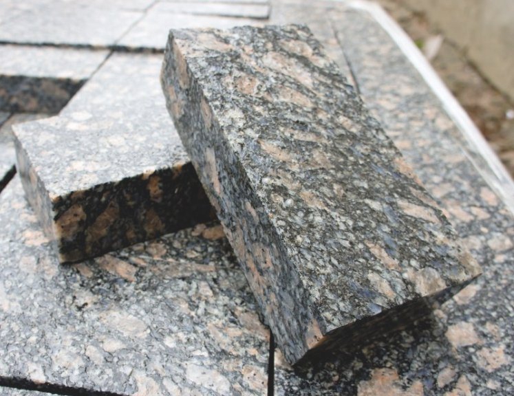 granite_slabs_tiles_leopard_grey_rose_2